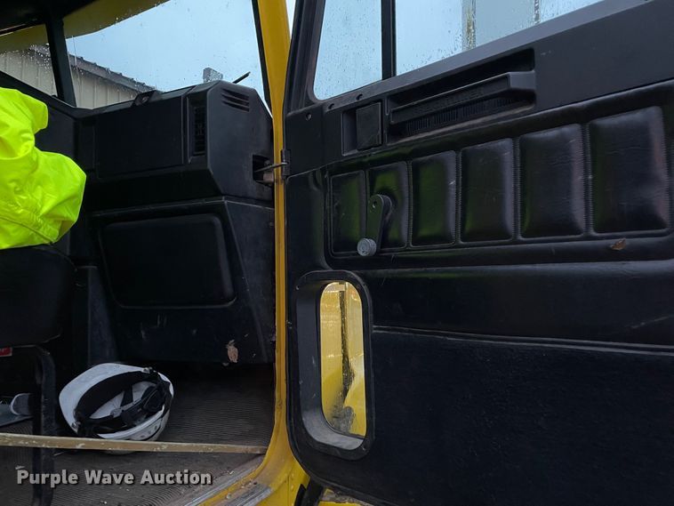 image for item DJ6744 2000 Freightliner FLD  semi truck