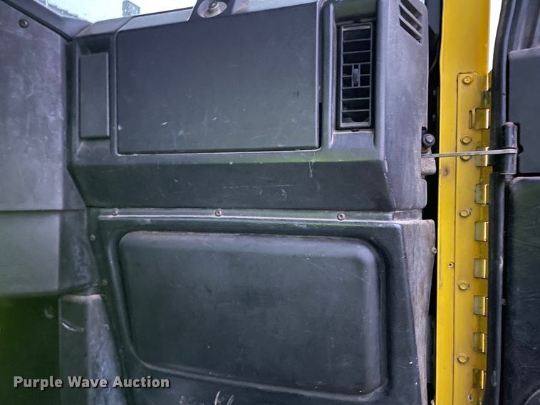 image for item DJ6744 2000 Freightliner FLD  semi truck