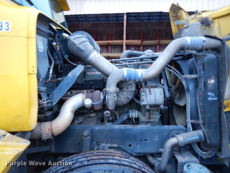 image for item DJ6744 2000 Freightliner FLD  semi truck