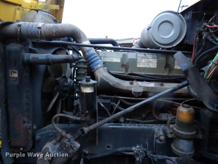 image for item DJ6744 2000 Freightliner FLD  semi truck