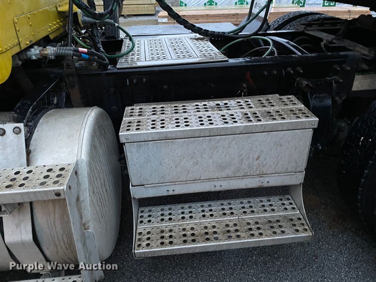 image for item DJ6744 2000 Freightliner FLD  semi truck