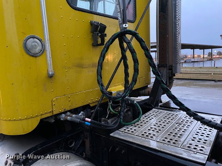 image for item DJ6744 2000 Freightliner FLD  semi truck