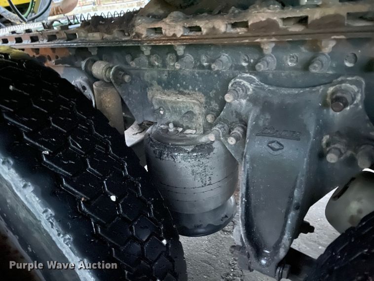 image for item DJ6744 2000 Freightliner FLD  semi truck