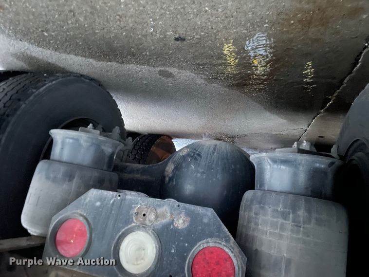 image for item DJ6744 2000 Freightliner FLD  semi truck