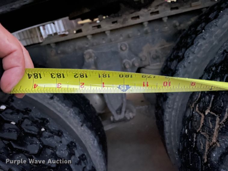 image for item DJ6744 2000 Freightliner FLD  semi truck