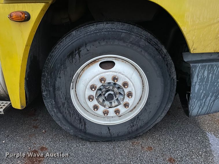 image for item DJ6744 2000 Freightliner FLD  semi truck