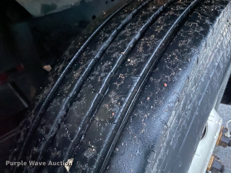 image for item DJ6744 2000 Freightliner FLD  semi truck