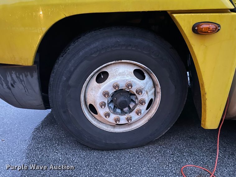 image for item DJ6744 2000 Freightliner FLD  semi truck