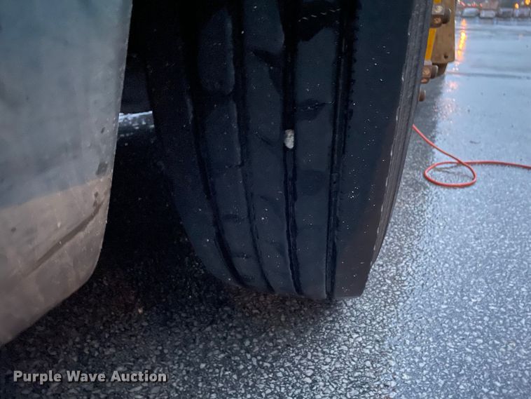 image for item DJ6744 2000 Freightliner FLD  semi truck