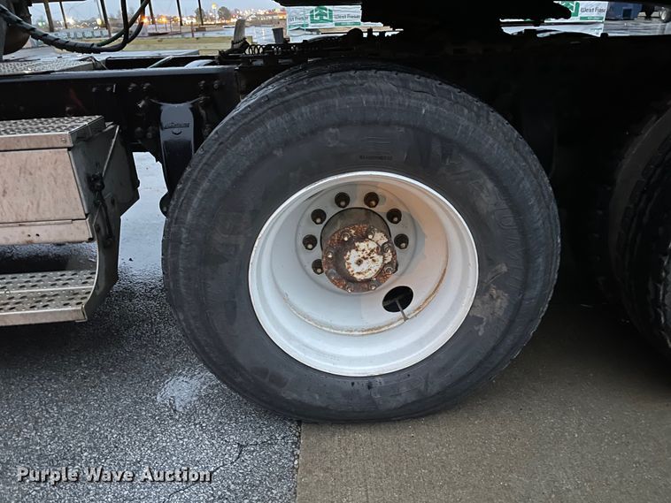 image for item DJ6744 2000 Freightliner FLD  semi truck