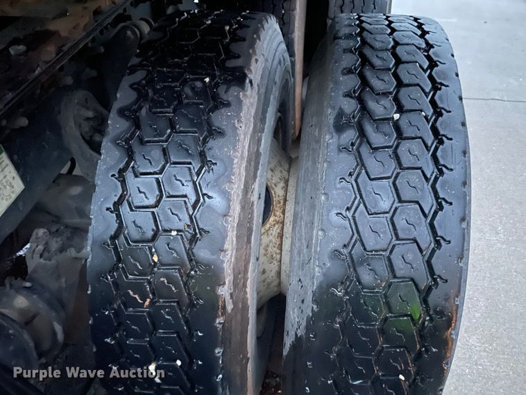 image for item DJ6744 2000 Freightliner FLD  semi truck