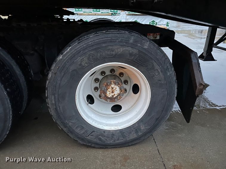 image for item DJ6744 2000 Freightliner FLD  semi truck