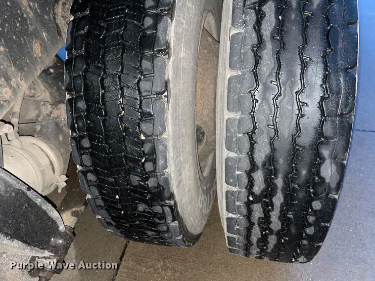 image for item DJ6744 2000 Freightliner FLD  semi truck