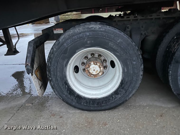 image for item DJ6744 2000 Freightliner FLD  semi truck