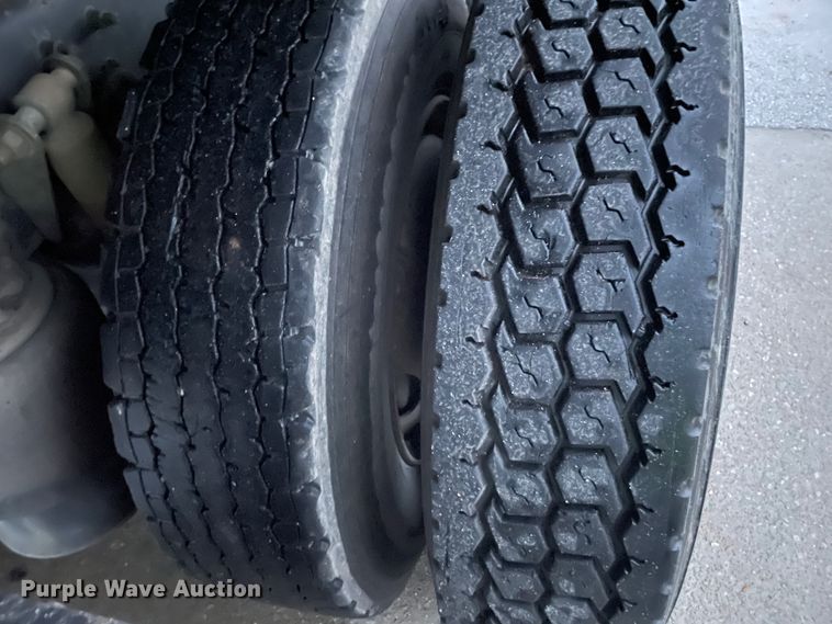 image for item DJ6744 2000 Freightliner FLD  semi truck