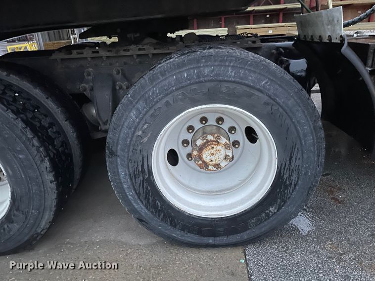 image for item DJ6744 2000 Freightliner FLD  semi truck