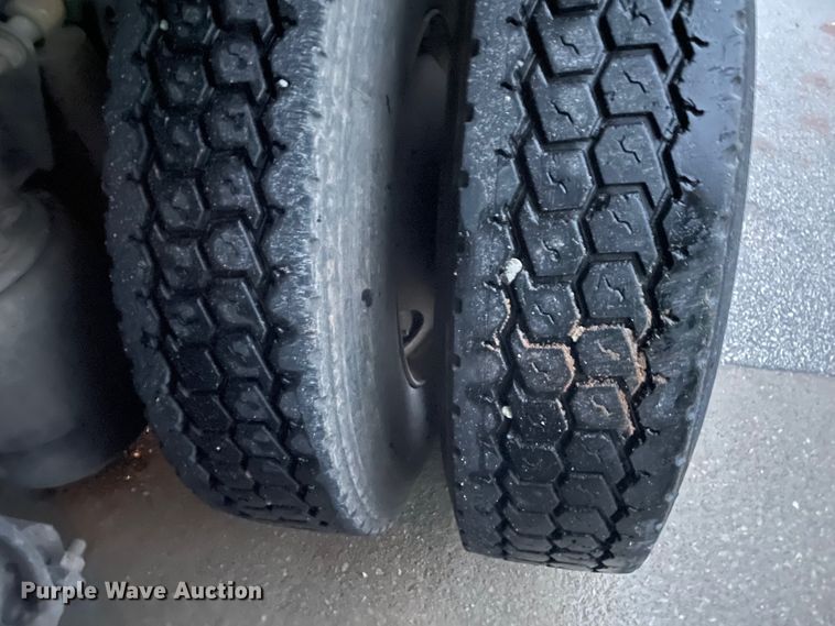 image for item DJ6744 2000 Freightliner FLD  semi truck