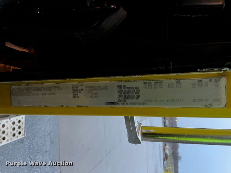 image for item DJ6744 2000 Freightliner FLD  semi truck