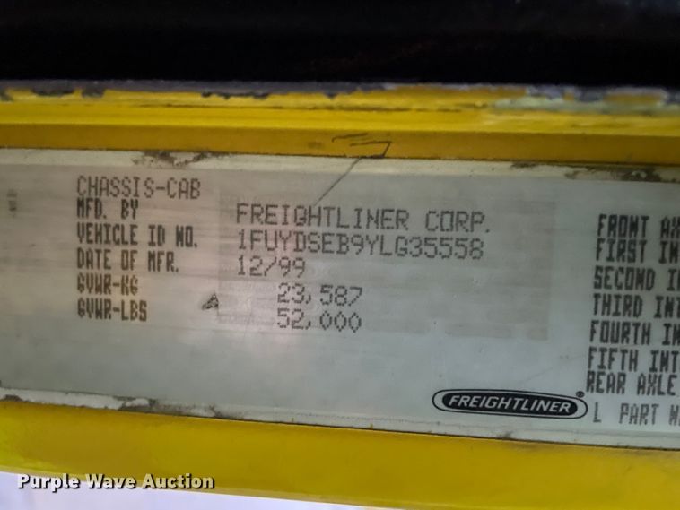 image for item DJ6744 2000 Freightliner FLD  semi truck