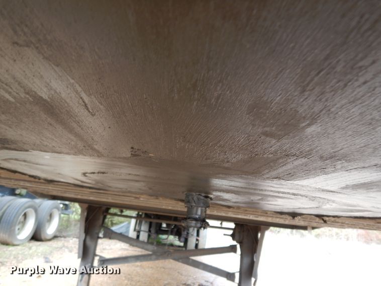 image for item DJ6746 2000 Utility dry van trailer