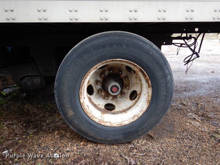image for item DJ6746 2000 Utility dry van trailer