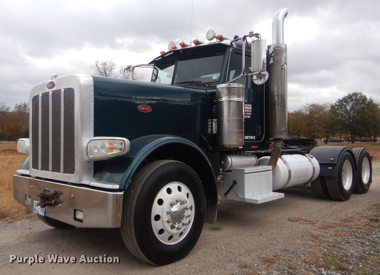 image for item DJ8516 2009 Peterbilt 389  semi truck