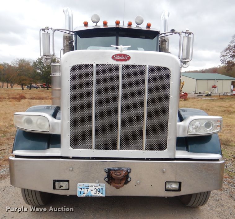 image for item DJ8516 2009 Peterbilt 389  semi truck
