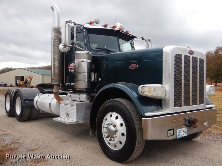 image for item DJ8516 2009 Peterbilt 389  semi truck