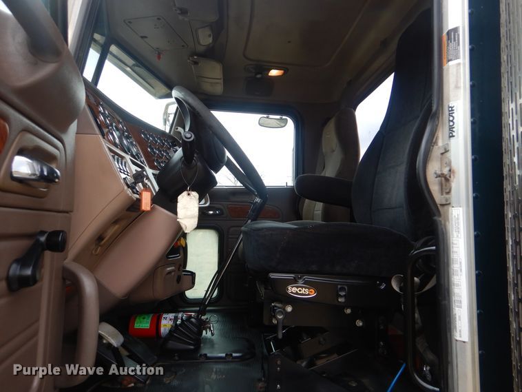 image for item DJ8516 2009 Peterbilt 389  semi truck