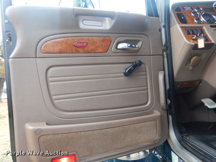 image for item DJ8516 2009 Peterbilt 389  semi truck