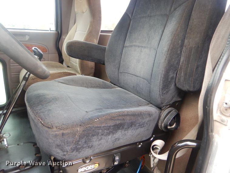 image for item DJ8516 2009 Peterbilt 389  semi truck