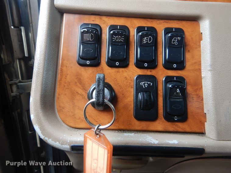 image for item DJ8516 2009 Peterbilt 389  semi truck