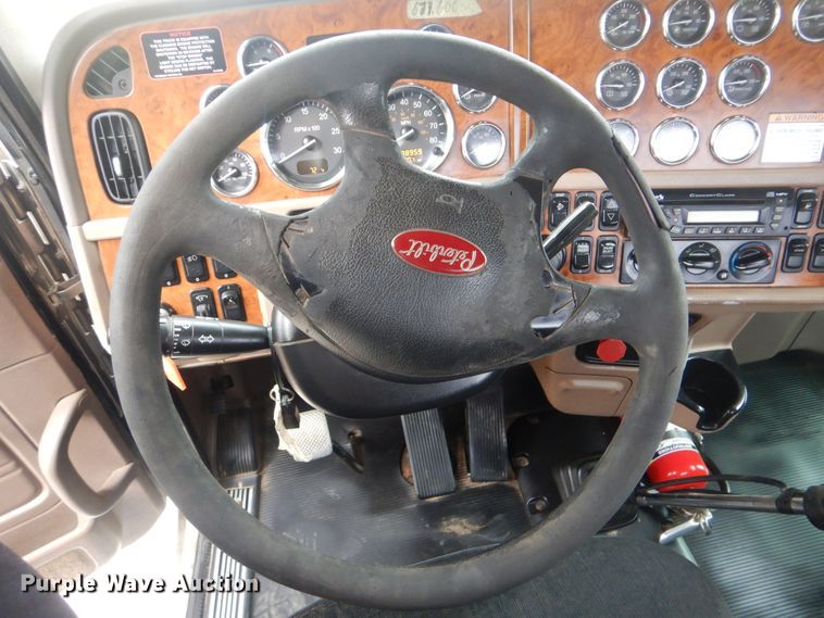 image for item DJ8516 2009 Peterbilt 389  semi truck