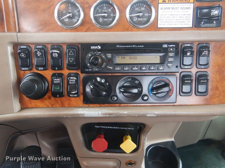 image for item DJ8516 2009 Peterbilt 389  semi truck