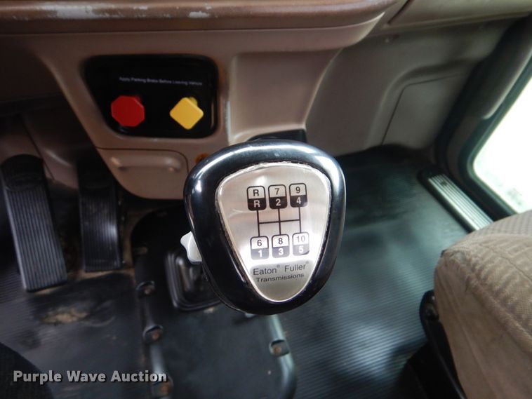 image for item DJ8516 2009 Peterbilt 389  semi truck