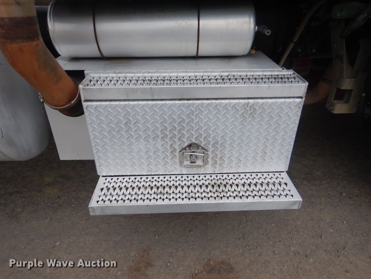 image for item DJ8516 2009 Peterbilt 389  semi truck