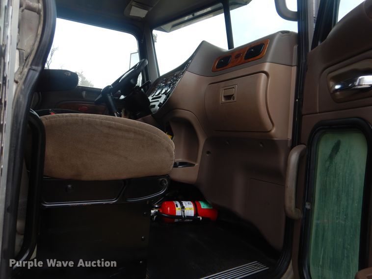 image for item DJ8516 2009 Peterbilt 389  semi truck