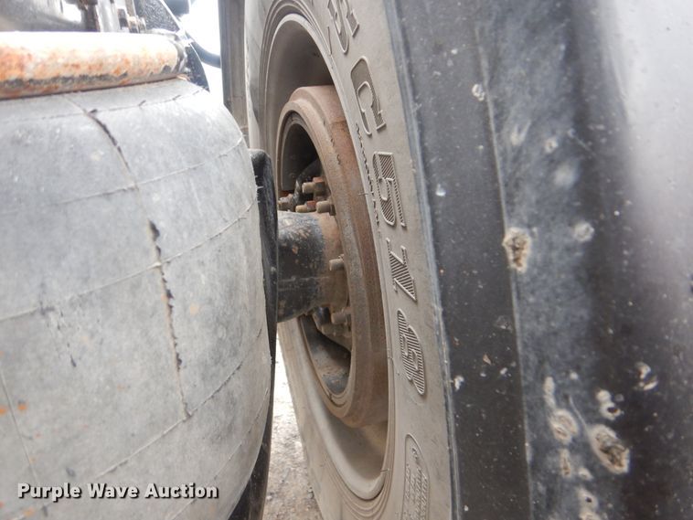 image for item DJ8516 2009 Peterbilt 389  semi truck