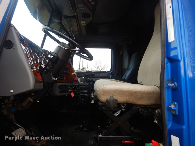 image for item DJ8517 2007 Western Star 4900EX  semi truck