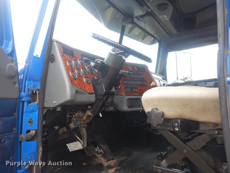 image for item DJ8517 2007 Western Star 4900EX  semi truck