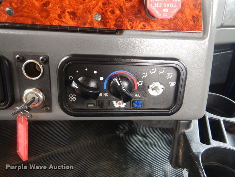 image for item DJ8517 2007 Western Star 4900EX  semi truck