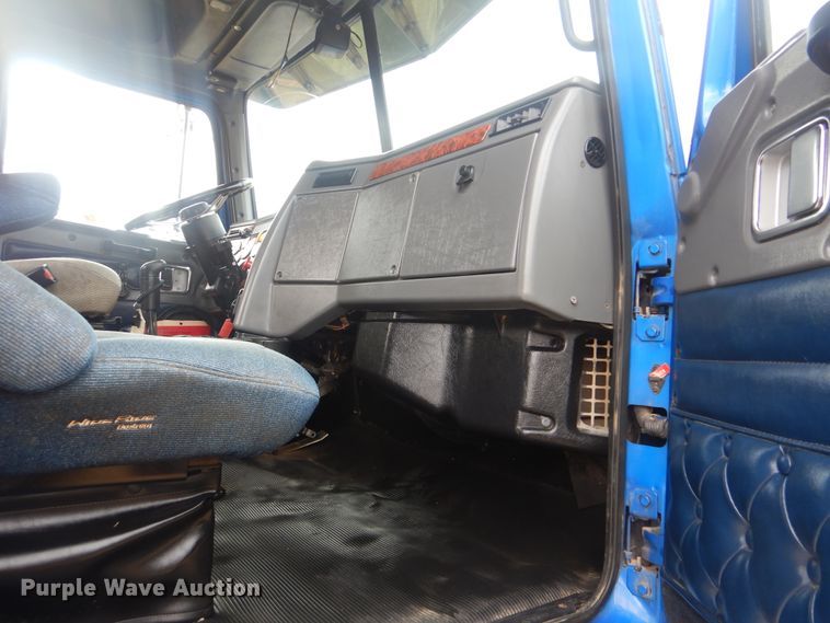 image for item DJ8517 2007 Western Star 4900EX  semi truck