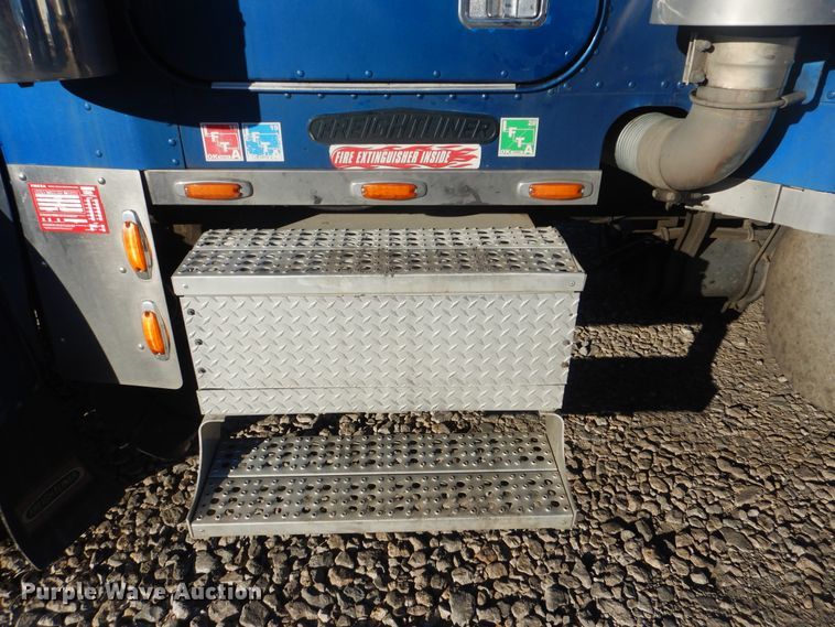 image for item DJ8547 1995 Freightliner FLD  semi truck