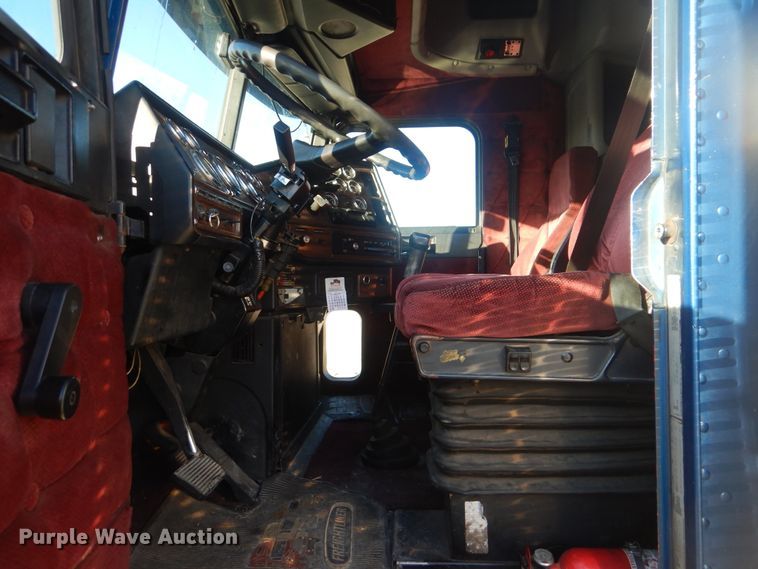 image for item DJ8547 1995 Freightliner FLD  semi truck