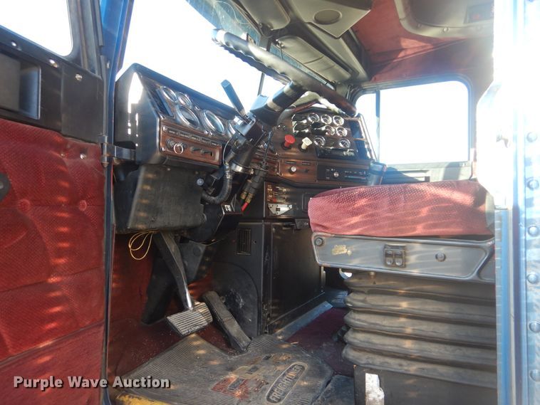 image for item DJ8547 1995 Freightliner FLD  semi truck