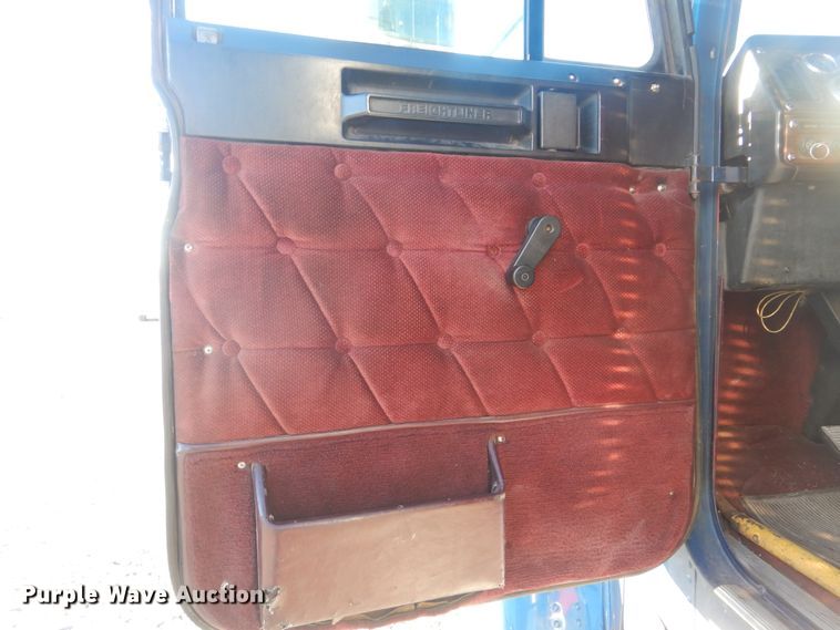 image for item DJ8547 1995 Freightliner FLD  semi truck