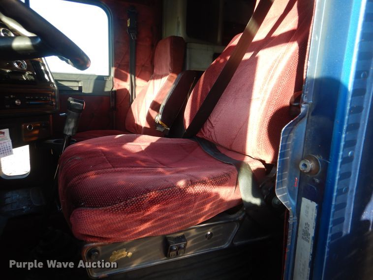 image for item DJ8547 1995 Freightliner FLD  semi truck