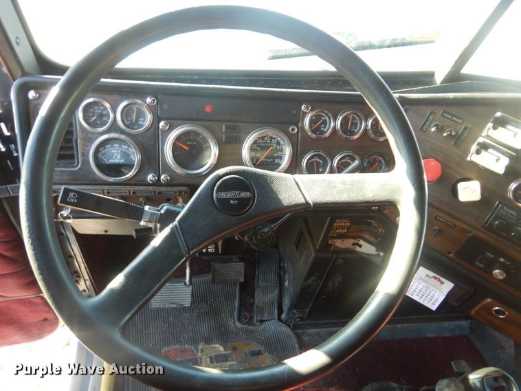 image for item DJ8547 1995 Freightliner FLD  semi truck