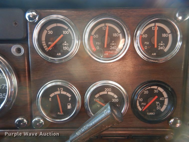 image for item DJ8547 1995 Freightliner FLD  semi truck