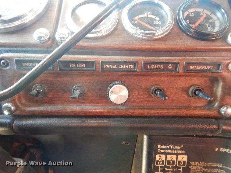 image for item DJ8547 1995 Freightliner FLD  semi truck